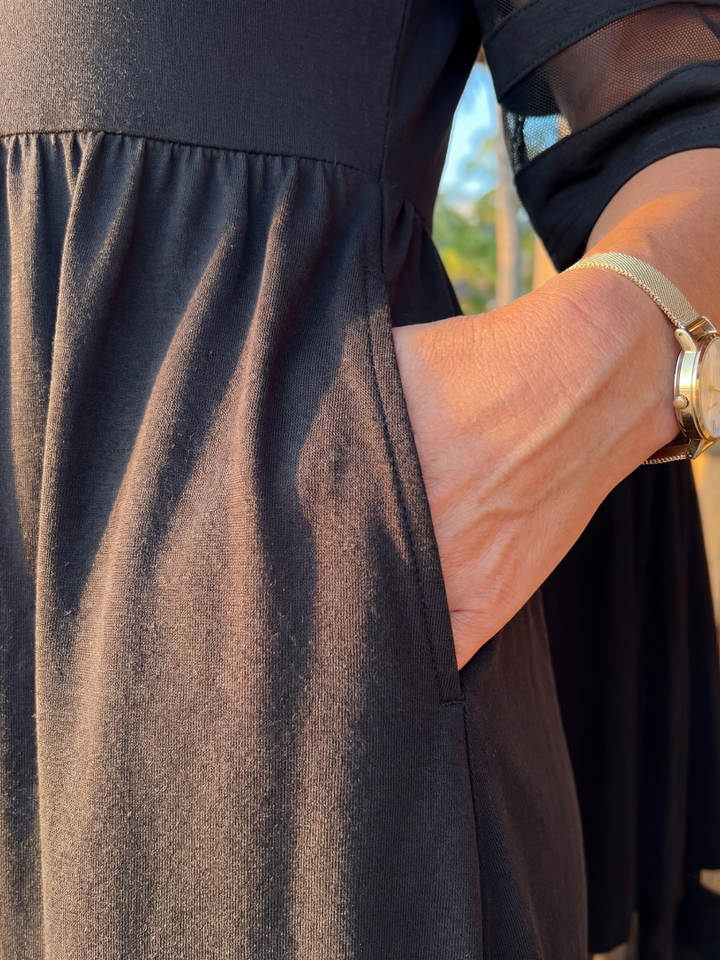 Duttini | Modern Evening Ease Midi Dress in a Flattering Cut