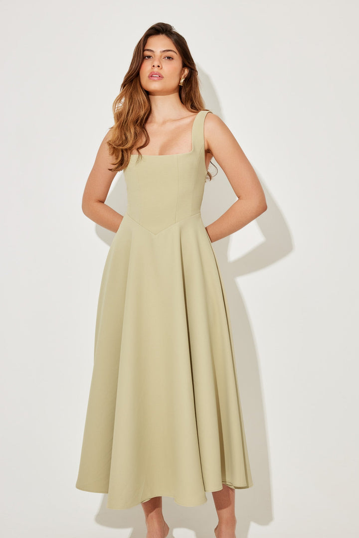 Duttini | Timeless Flowy Midi Dress with a Flattering Silhouette
