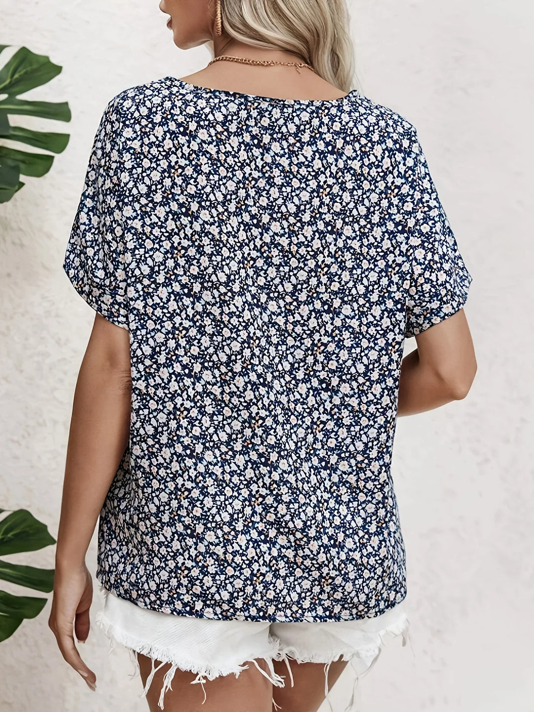 Duttini | Chic Floral Print Blouse in a Flattering Cut