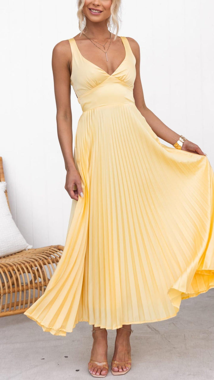 Duttini | Sophisticated Pleated V-Neck Maxi Dress with a Timeless Finish
