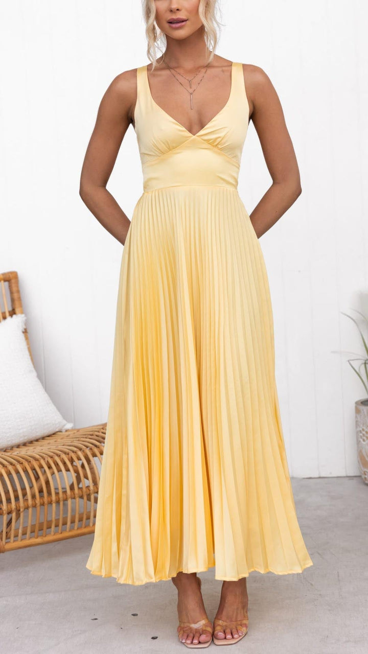 Duttini | Sophisticated Pleated V-Neck Maxi Dress with a Timeless Finish