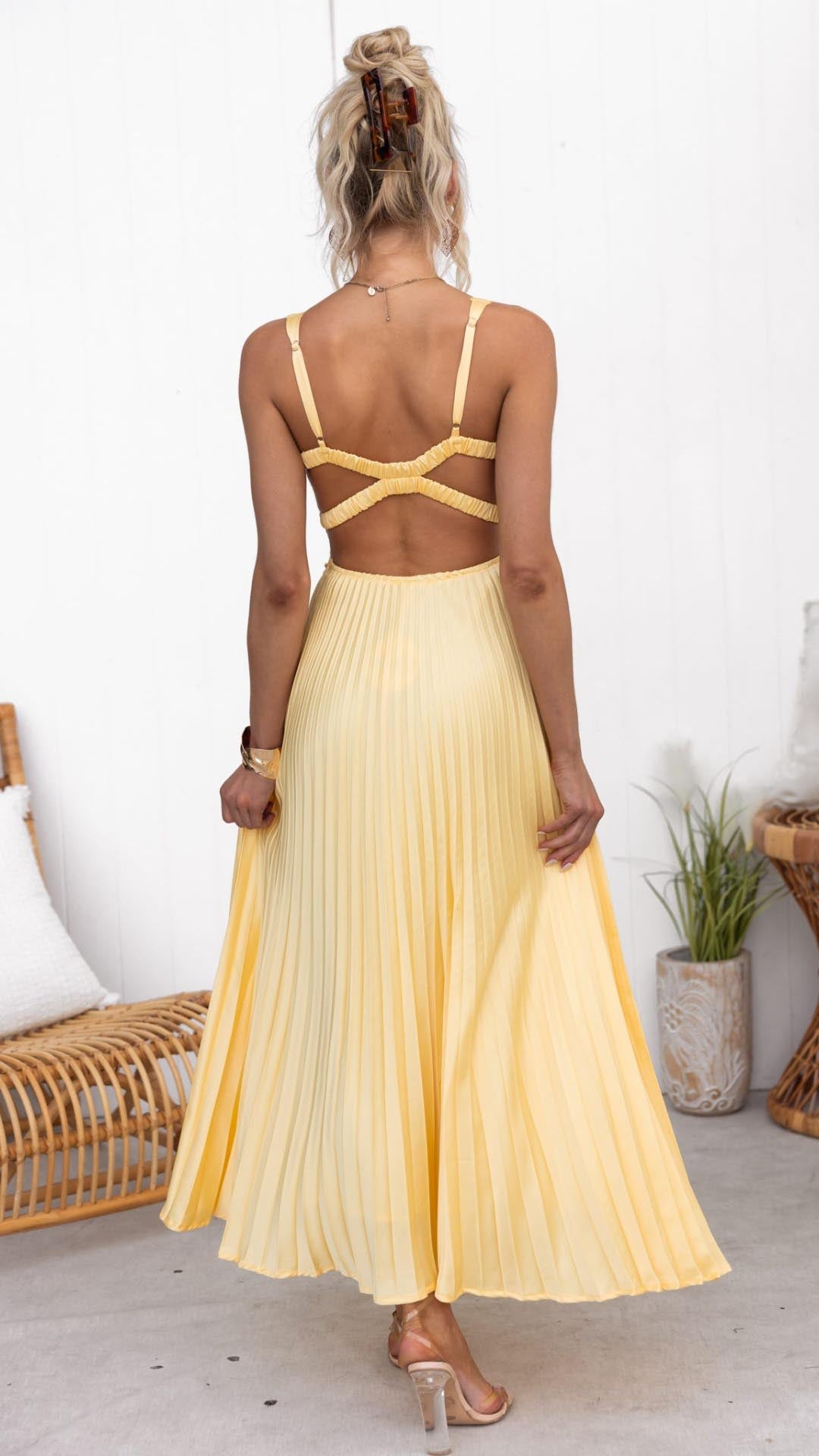 Duttini | Sophisticated Pleated V-Neck Maxi Dress with a Timeless Finish