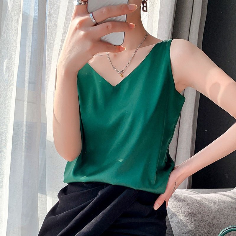 Duttini | Flowing V-Neck Sleeveless Tank Top with a Timeless Finish