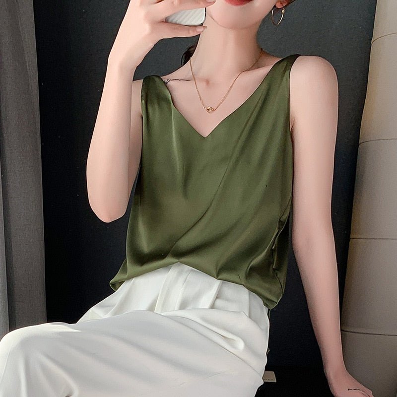 Duttini | Flowing V-Neck Sleeveless Tank Top with a Timeless Finish