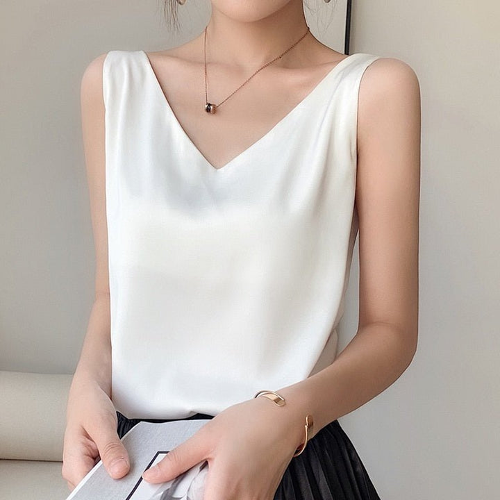 Duttini | Flowing V-Neck Sleeveless Tank Top with a Timeless Finish