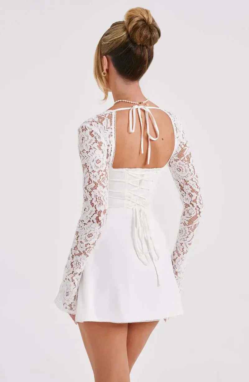 Duttini | Lace-Trim Bodycon Mini Dress – Sweetheart Neckline
