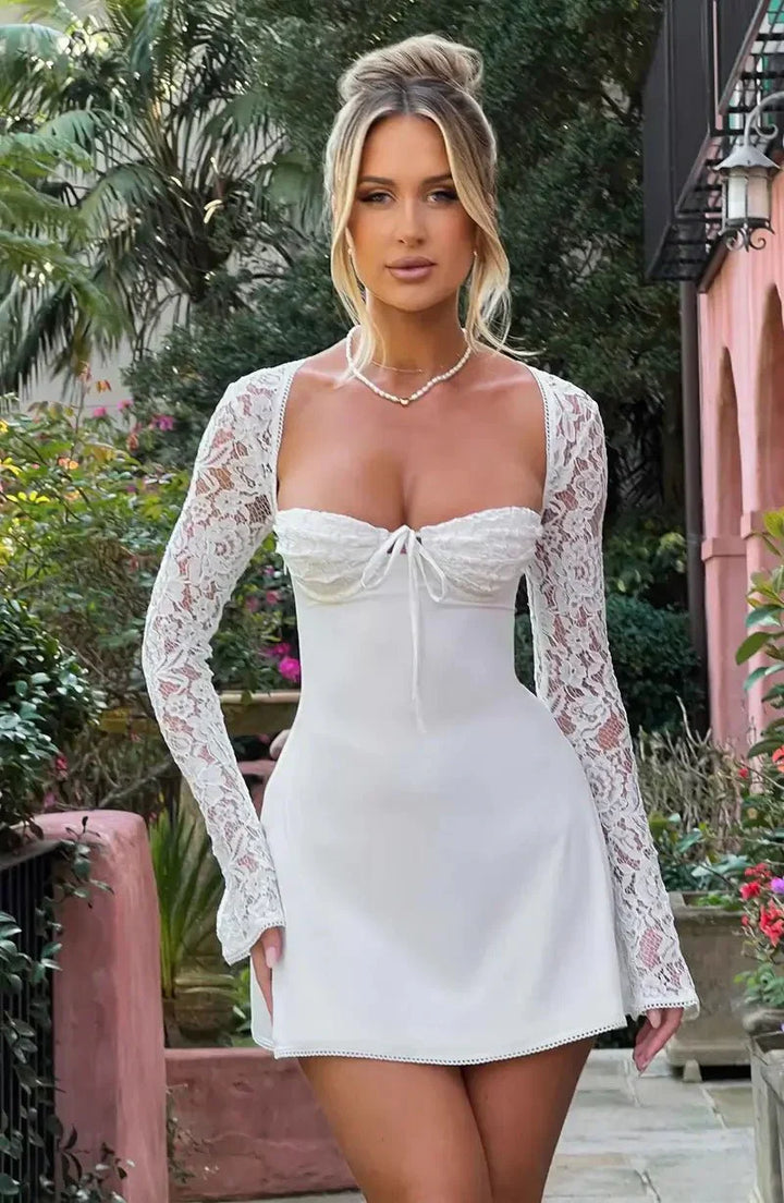 Duttini | Lace-Trim Bodycon Mini Dress – Sweetheart Neckline