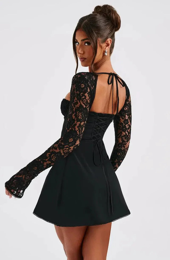 Duttini | Lace-Trim Bodycon Mini Dress – Sweetheart Neckline
