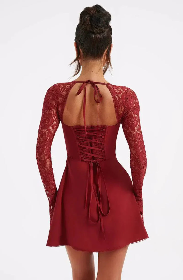 Duttini | Lace-Trim Bodycon Mini Dress – Sweetheart Neckline