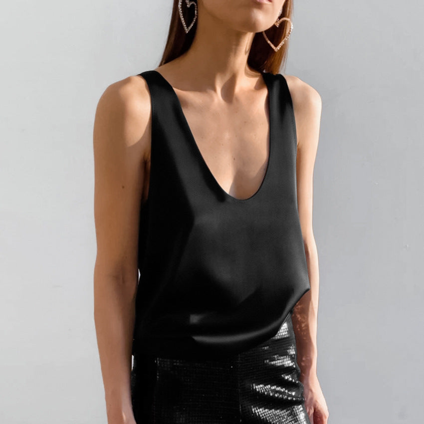 Duttini | Feminine Deep Scoop Neck Sleeveless Top in a Flattering Cut